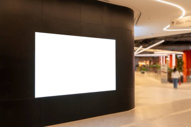 Mockup Büyük boş dijital reklam panosu veya LED çağdaş kapalı alan, reklamlar için boş alan, insanların alışveriş merkezlerinde ekranın altında yürüdüğü
