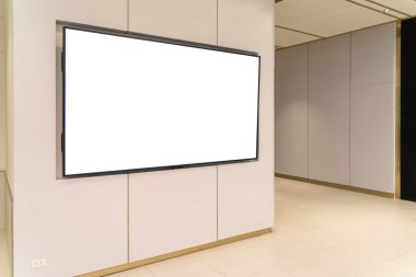 Modern binanın koridorunun yanındaki duvarda çerçeve, reklam için boş alan ya da alışveriş merkezi ya da ofis binasında promosyon için boş bir çerçeve var.