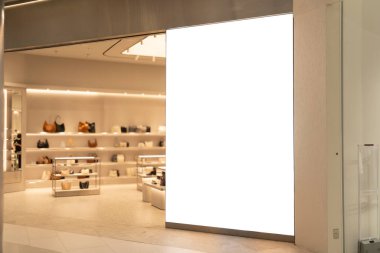 Moda çantaları galerisinin önündeki ahşap duvarda boş reklam panosu reklamları ya da alışveriş merkezlerindeki promosyonlar için boş alan.
