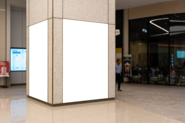 İki adet boş reklam panosu, büyük direkte, çok yönlü alışveriş merkezi reklamı, pazarlama kampanyalarınızı, promosyonlarınızı veya markalaşma malzemelerinizi sergilemek için ideal. Bulanık insanlar koridorda yürüyor 