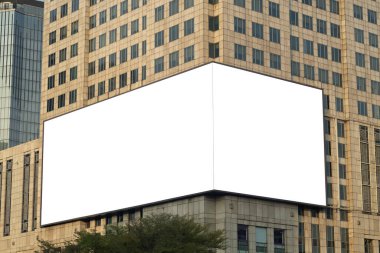 Mockup Blank modern bina cephesinde reklam için büyük bir reklam panosu, iki boyutlu boş alan kentsel manzarayı yansıtan kamuoyu üzerine fikirlerinizi yerleştirmek için