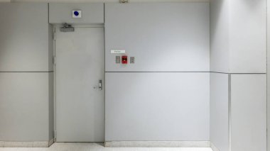 Modern ofis alanında yangın alarmı ve güvenlik sistemi olan acil çıkış kapısı, yangın güvenliği, tehlike önleme ve şirket binaları için yapısal tasarımı vurguluyor.