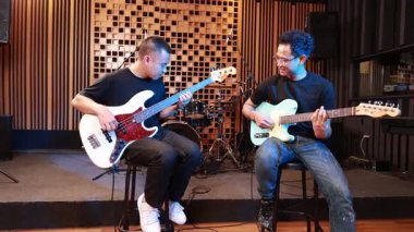 Profesyonel kayıt stüdyosunda birlikte elektro gitar ve bas çalan iki genç erkek müzisyen, ikisi de müzik ve yaratıcı müzik seanslarında işbirliği üzerine yoğunlaşmışlardı.