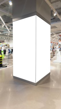 Modern spor giyim mağazasında bir sütun etrafında büyük boş reklam panosu modeli, tanıtım amaçlı reklam grafikleri için ideal, şık ürünler ve moda kıyafetleri vurgulanıyor.