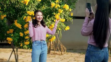 İki genç Asyalı kadın parkta bankta oturuyor, biri diğerinin duygusal görünmesine yardım ediyor. Tartışma sırasında el ele tutuşuyorlar. Bir destek ve dostluk anı..