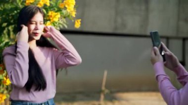 İki genç Asyalı kadın parkta bankta oturuyor, biri diğerinin duygusal görünmesine yardım ediyor. Tartışma sırasında el ele tutuşuyorlar. Bir destek ve dostluk anı..