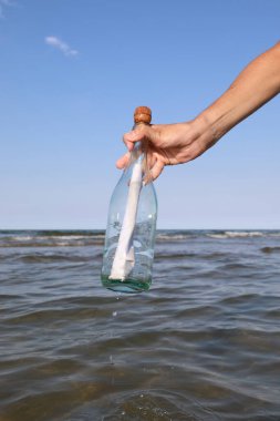 İçinde gizemli bir mesaj olan cam şişeyi alan el az önce denizden geldi.