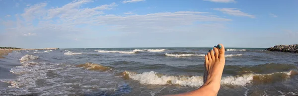 Barfuß Mädchenfuß Mit Lack Auf Den Nägeln Meer Sommer — Stockfoto