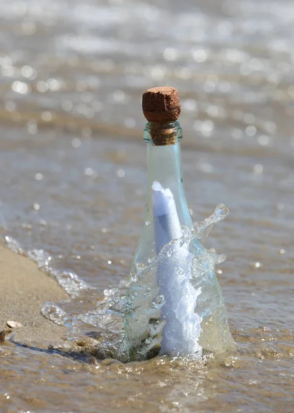 Секретное Послание Прозрачной Стеклянной Бутылке Волны Моря Выброшенные Берег — стоковое фото