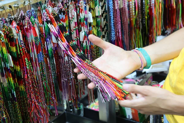 Hand Choosing Some Handmade Bracelets Shop — Stock Photo, Image