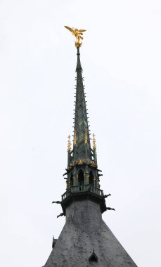 Fransa 'daki Mont Saint Michel adasındaki kilise kulesinin ucundaki altın melek.