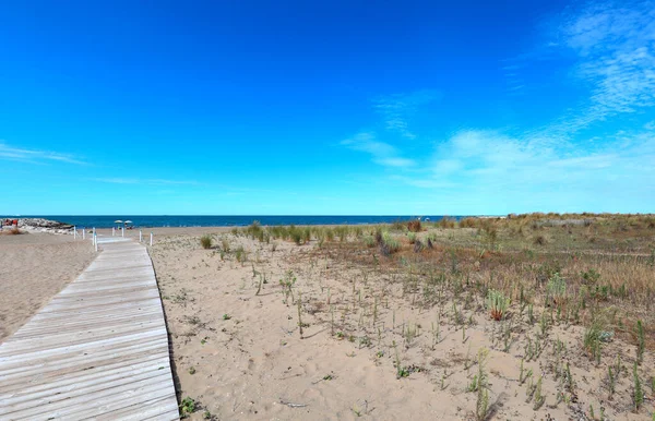 Wooden Walkway Leading Sea Crossing Sandy Beach — Stock Photo, Image