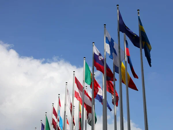 Великі Міжнародні Прапори Летять Під Час Міжнародної Зустрічі — стокове фото