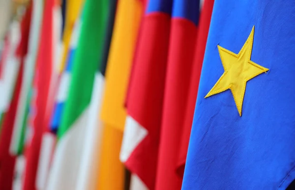 Stella Gialla Della Bandiera Europea Sullo Sfondo Altre Bandiere Europa — Foto Stock