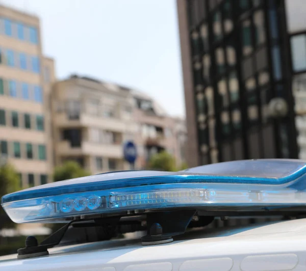 Kék Villogó Fények Rendőrautó Miközben Járőrözik Városban — Stock Fotó