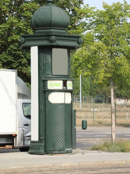 Urinal Für Männer Auf Dem Bürgersteig Der Stadt — Stockfoto