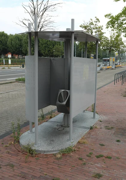 城市人行道上的男厕 — 图库照片