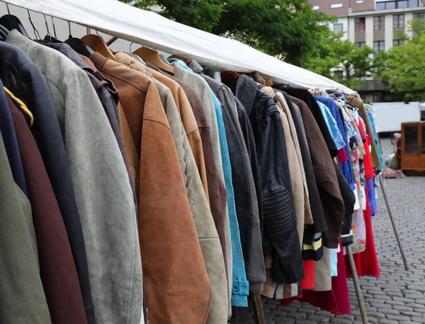 Použité Starožitné Oblečení Bleším Trhu Náměstí Evropského Města — Stock fotografie