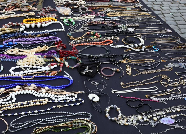 Šperky Náhrdelníky Šperky Prodej Klenotnické Pultu — Stock fotografie
