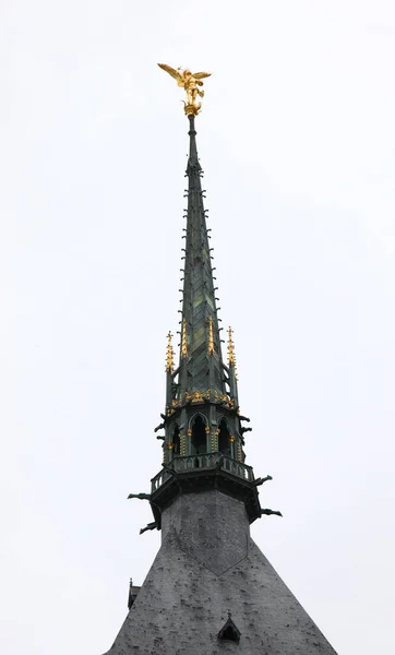 Позолоченный Ангел Вершине Церковной Башни Острове Мон Сен Мишель Франции — стоковое фото
