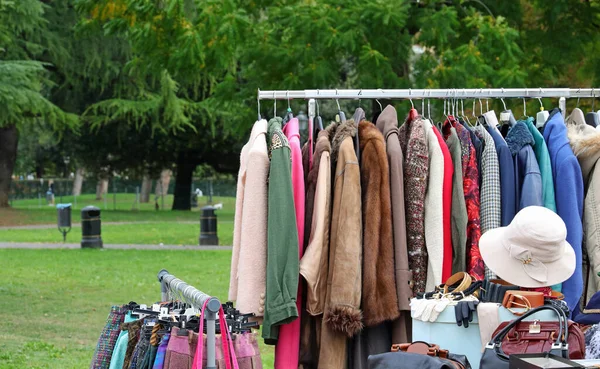 Vêtements Usagés Vintage Nouvelles Robes Dans Stalle Marché Aux Puces — Photo