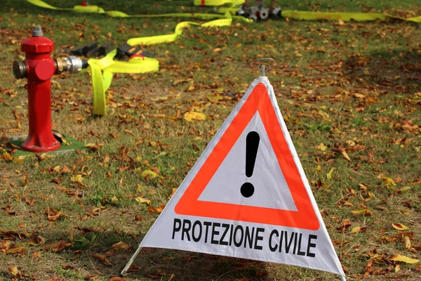 Duży Trójkąt Wykrzyknikiem Tekstem Języku Włoskim Oznacza Ochronę Ludności Hydrant — Zdjęcie stockowe
