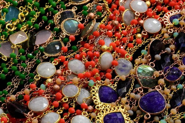 Metal Gerdanlıkların Değerli Taşların Mücevherlerin Arkaplanı Kuyumcu Tarafından Satılıyor — Stok fotoğraf