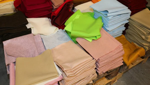 Útržky Plstěné Látky Barevných Tkanin Prodej Textilním Obchodě — Stock fotografie