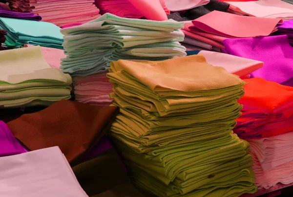 Útržky Plstěné Látky Barevných Tkanin Prodej Textilním Obchodě — Stock fotografie