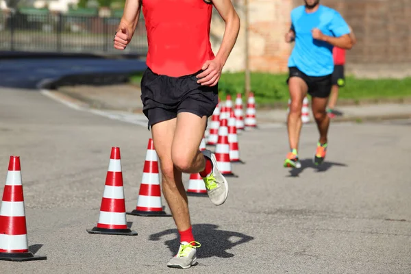 Atleta Con Largas Piernas Musculares Durante Carrera Pie Ciudad —  Fotos de Stock