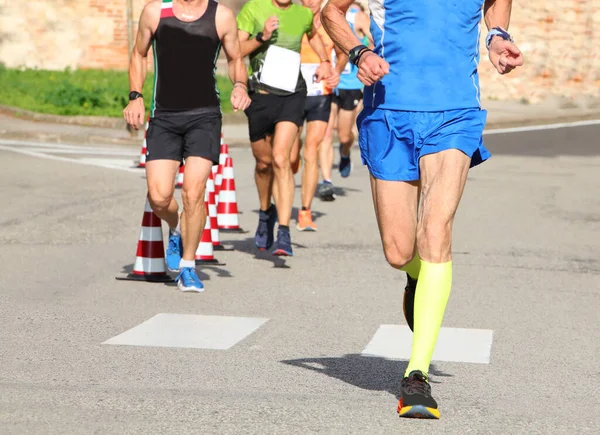 Atletický Běžec Dlouhými Svalnatými Nohami Během Závodu Městě — Stock fotografie