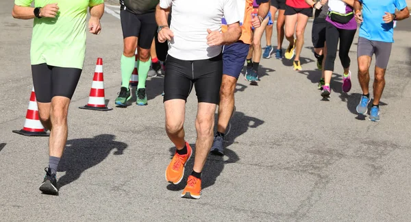 Friidrott Löpare Med Muskulösa Ben Fotloppet Stadens Gator — Stockfoto