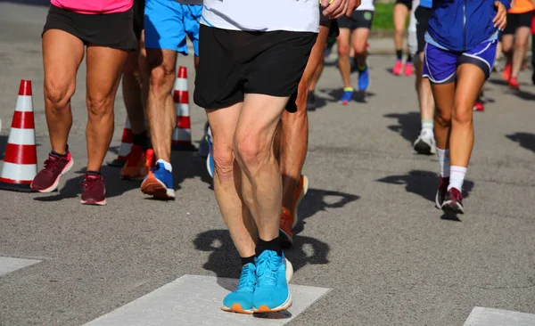 도시에서 경쟁을 근육질의 다리를 선수들 — 스톡 사진
