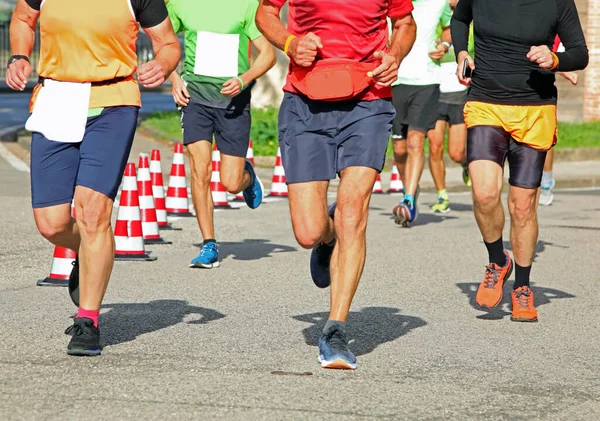 경주를 하면서 근육질의 다리로 달리는 — 스톡 사진