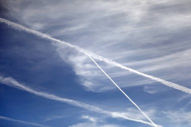 Gündüzleri mavi gökyüzünde beyaz patikalar ve bulutlar