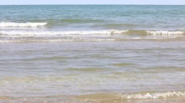 Gündüzleri deniz dalgalarıyla kıyıya doğru insanların olmadığı basit bir manzara.