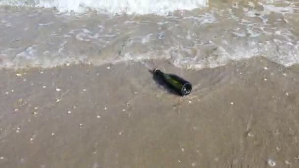 海岸のボトルの中の秘密のメッセージ — ストック動画