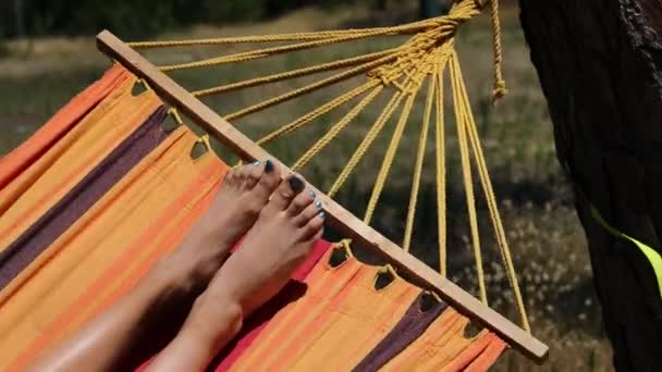 Πόδια Βερνίκι Στα Νύχια Ενός Κοριτσιού Στην Αιώρα Ενώ Χαλαρώνει — Αρχείο Βίντεο