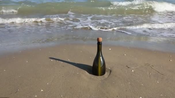 Messaggio Segreto All Interno Della Bottiglia Sulla Riva — Video Stock