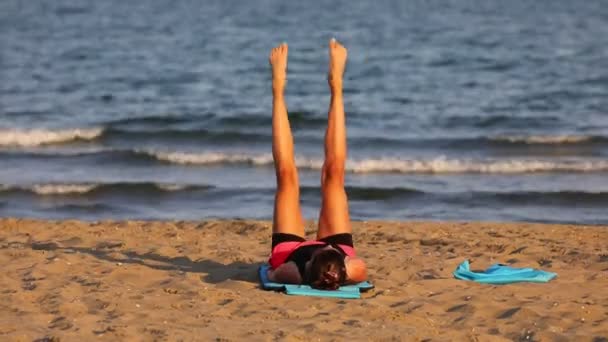 女运动员在海边做体操 — 图库视频影像