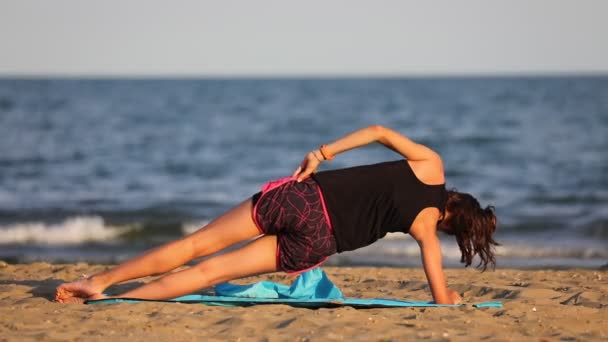 Αθλητικό Κορίτσι Εκτελεί Γυμναστικές Ασκήσεις Στην Παραλία Δίπλα Στη Θάλασσα — Αρχείο Βίντεο