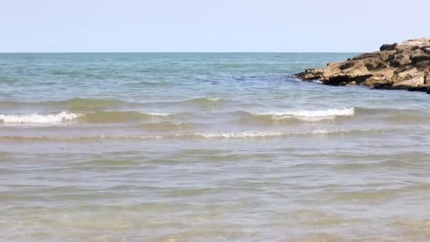Panorama Sederhana Dengan Gelombang Laut Dan Batu Musim Panas — Stok Video
