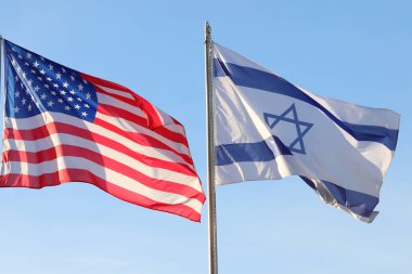 Gökyüzünde dalgalanan iki büyük Amerikan ve İsrail bayrağı