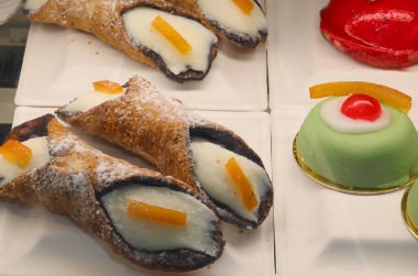 Sicilya Cannoli 'si Güney İtalya' dan ricotta peynirinden yapılan tipik hamur işleri.