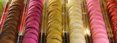 MACARONS adlı birçok hamur işi Fransa 'nın tipik şekerleme spesiyalitesidir.