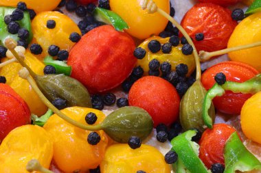 sarı ve kırmızı domates ve kapari gibi taze Akdeniz ürünleri ile arka plan