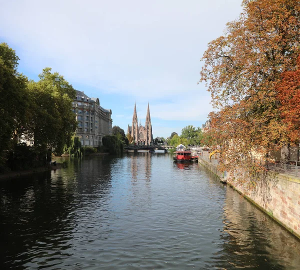 街の聖ポール教会ストラスブールとフランスの航行可能な川Ill — ストック写真