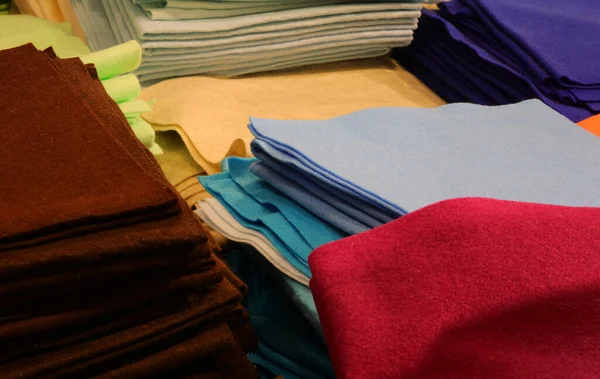 织物商店出售的毛毡布和彩色织物碎片 — 图库照片