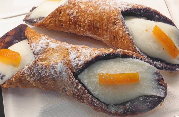 Szicíliai Cannoli Tipikus Dél Olaszországi Sütemények Ricotta Sajttal — Stock Fotó