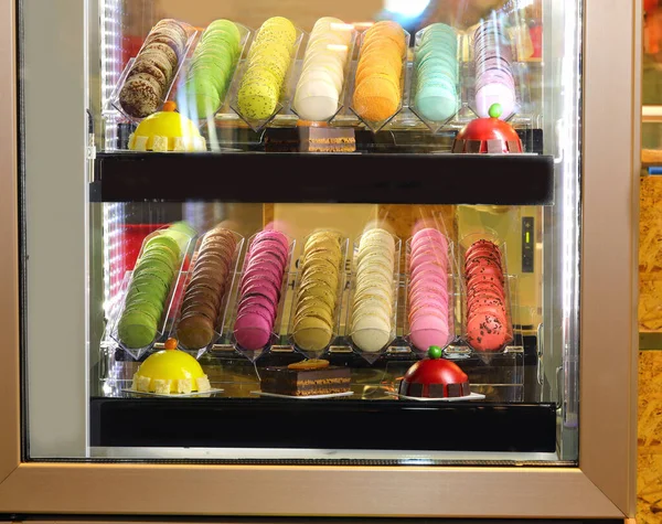 Βιτρίνα Αρτοσκευάσματα Που Ονομάζεται Macaron Ζαχαροπλαστικής Ειδικότητα Χαρακτηριστική Της Γαλλίας — Φωτογραφία Αρχείου